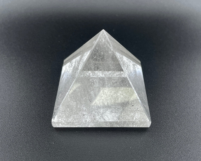 Kristallpyramide aus Bergkristall als Sammlerstück