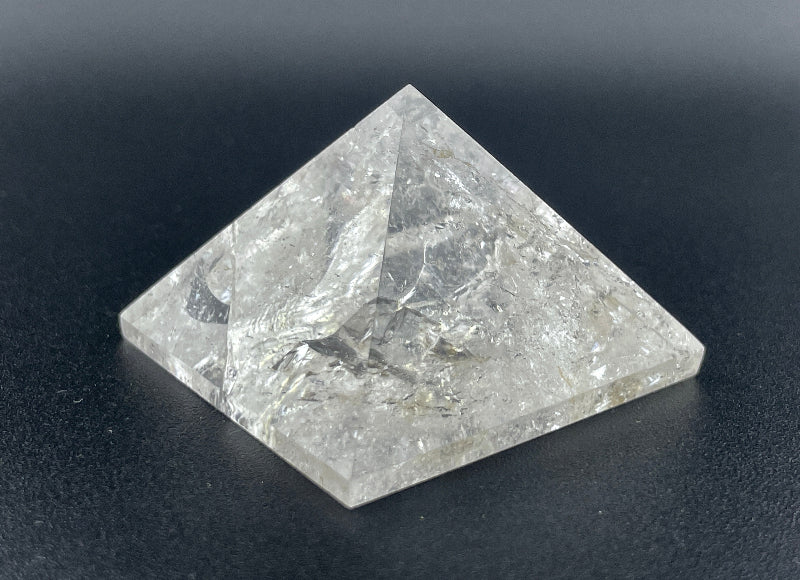 Klare Bergkristall Pyramide mit inennleben