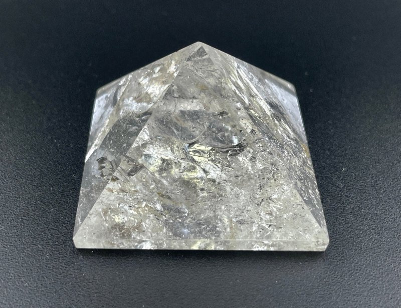 Klare Bergkristall Pyramide mit inklusionen