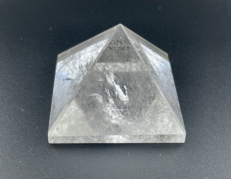 Klare Bergkristall Pyramide mit viel Regenbogen