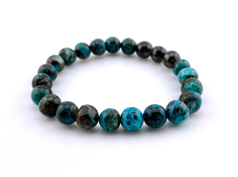 Elastische Chrysokoll Armband mit 8mm großen Perlen getragen aufm Handgelenk