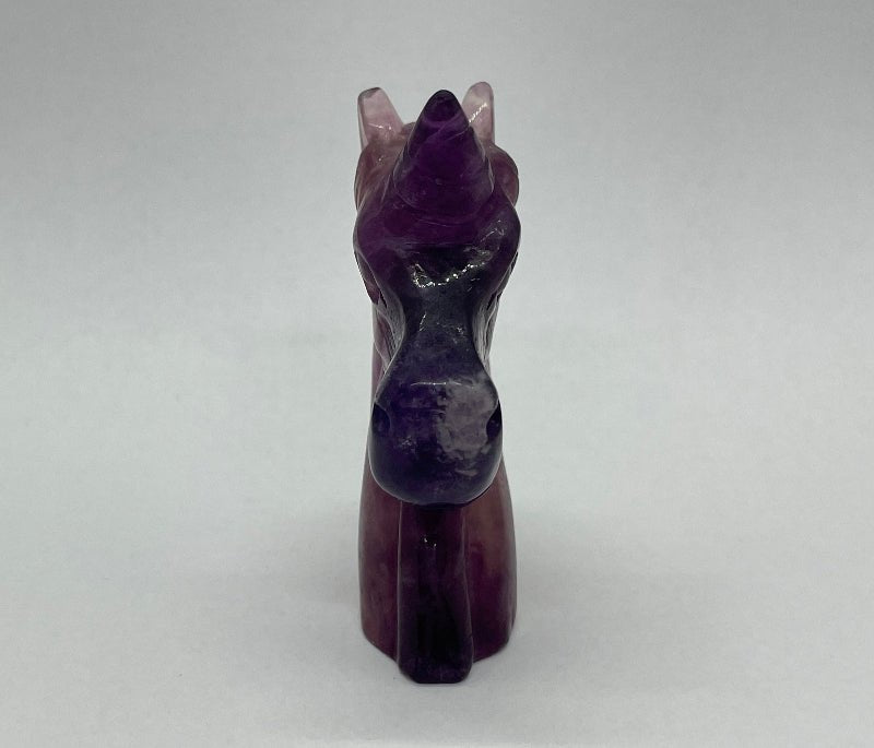Regenbogen-Fluorit Einhorn mit polierter Oberfläche, spirituelles Dekostück.