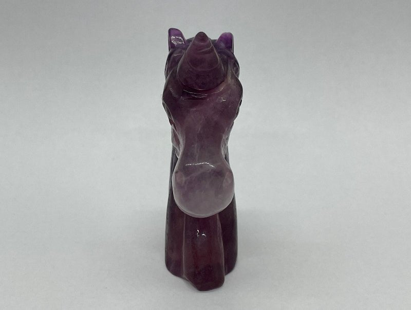 Einhornfigur aus Regenbogen-Fluorit, Symbol für Reinheit, Magie und Schutz.