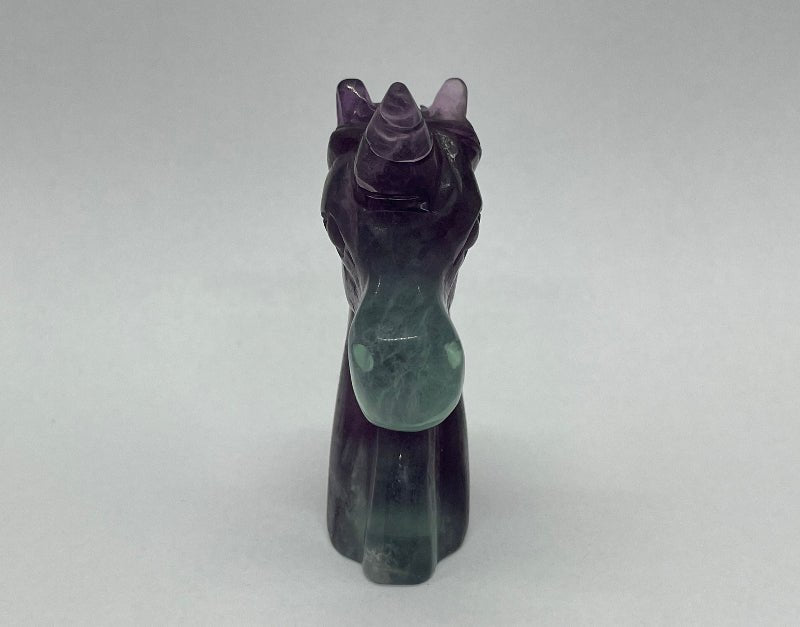 Spirituelles Einhorn aus Regenbogen-Fluorit, Heilsteinfigur mit schillernden Farben.