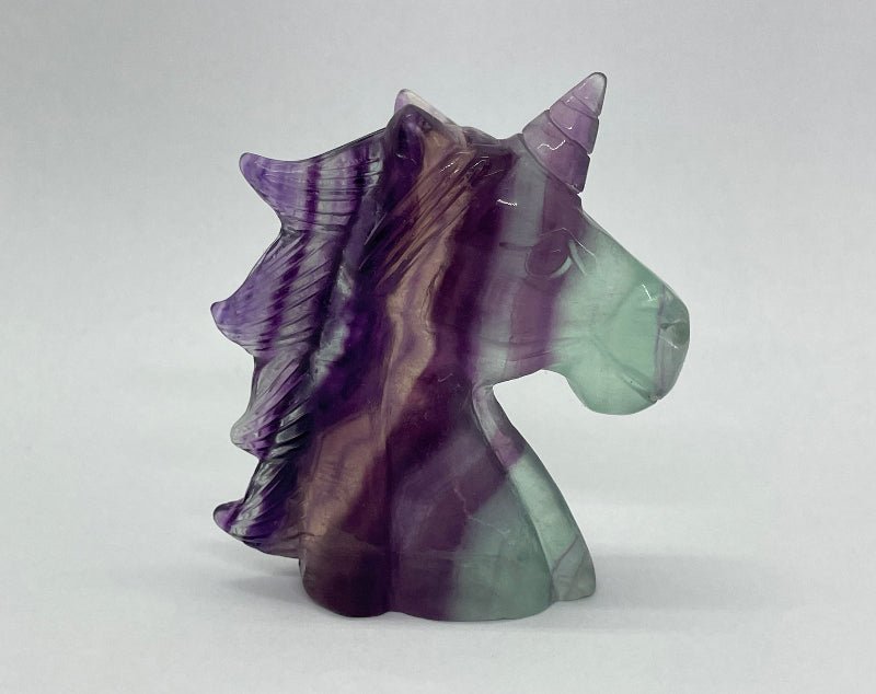 Dekoratives Einhorn aus Regenbogen-Fluorit mit einzigartiger Farbvielfalt.