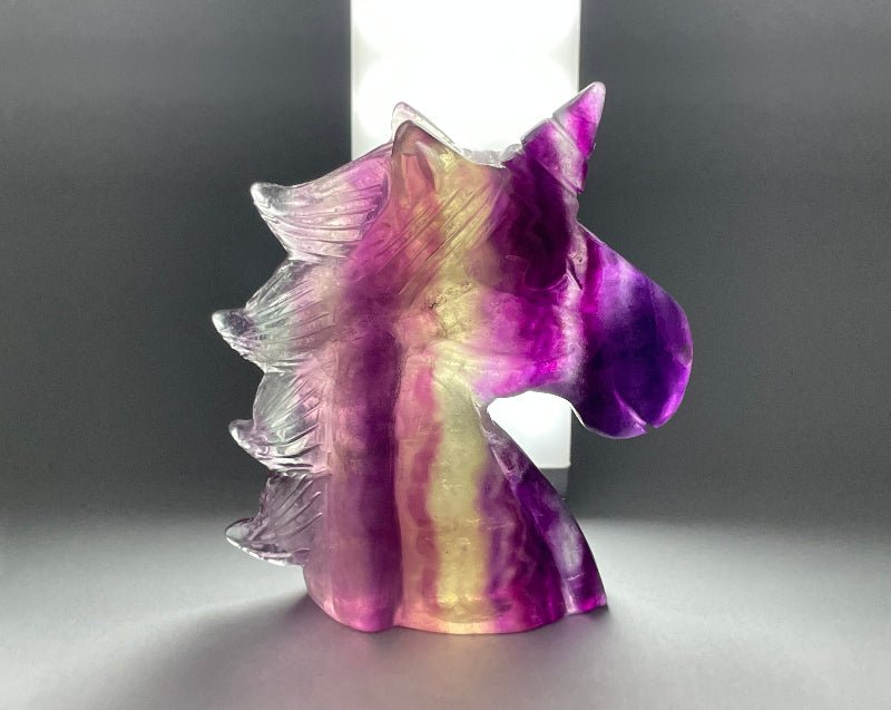 Kristallfigur Einhorn aus Regenbogen-Fluorit, handgearbeitetes Unikat.