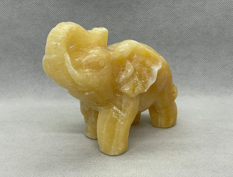 Handgeschnitzter Elefant aus Edelstein Honigcalcit, Höhe 100mm