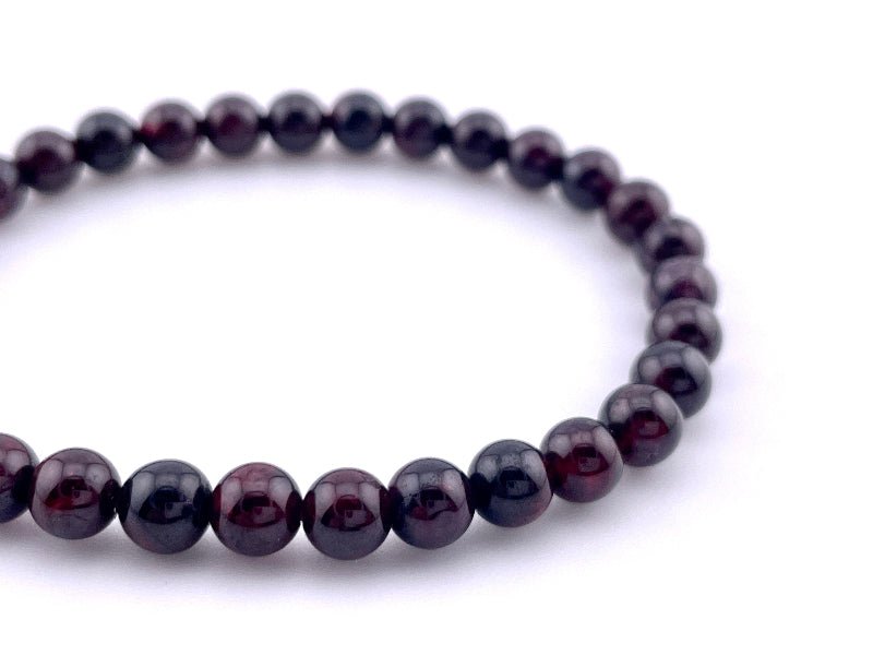 Almandin Granat Armband 6mm große Perlen auf elastischem Band