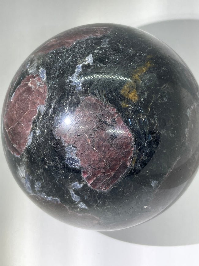 Granat mit Astrophyllit und Sodalith Kugel