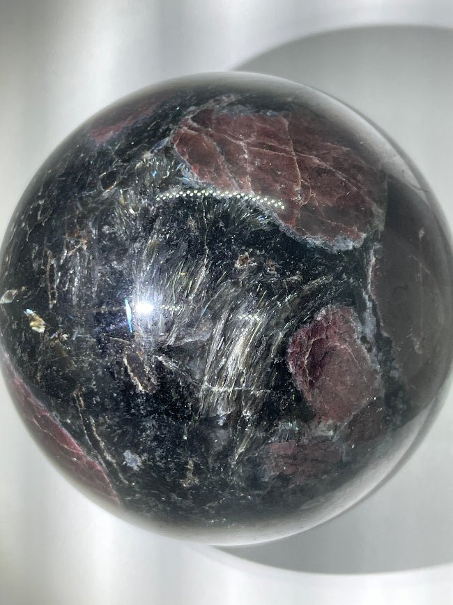 Granat-Astrophyllit-Kugel – Naturkristall zur Harmonisierung der Chakras