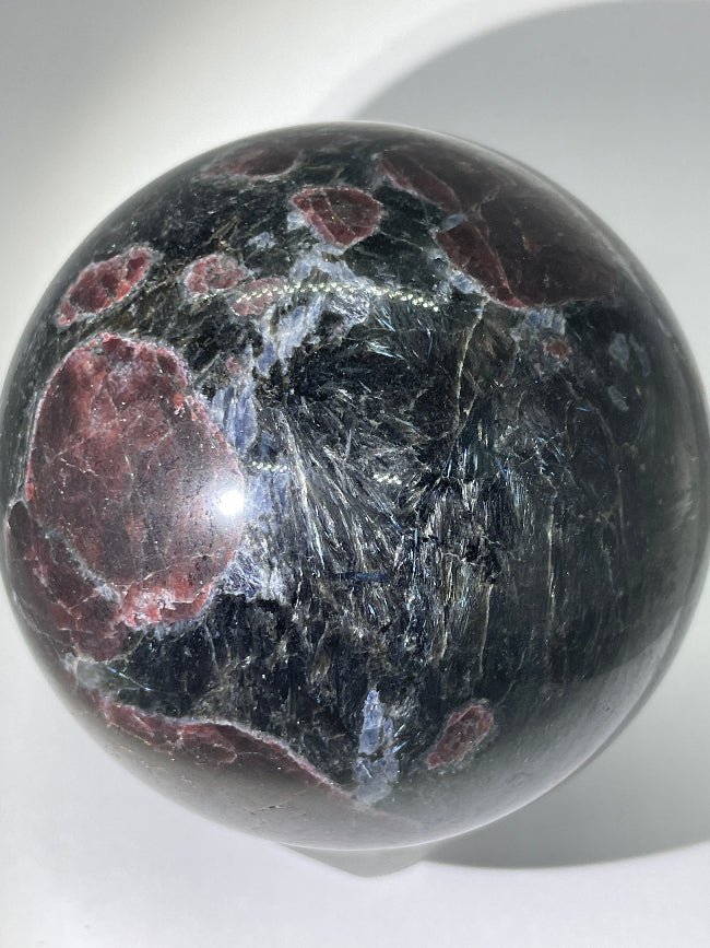 Seltene Granat-Astrophyllit-Sodalith Kugel mit kräftigen Farben