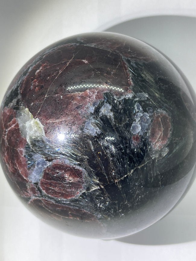 Granat-Astrophyllit Kugel mit Sodalith