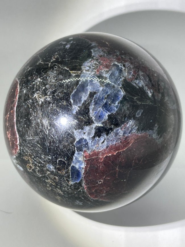 Granat Kugel vereint mit Astrophillit und Sodalith sehr selten
