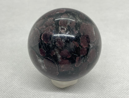 Granat mit Astrophillit Kugel Nr.2