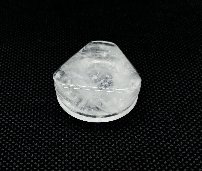 Transparenter Kugelständer aus Bergkristall