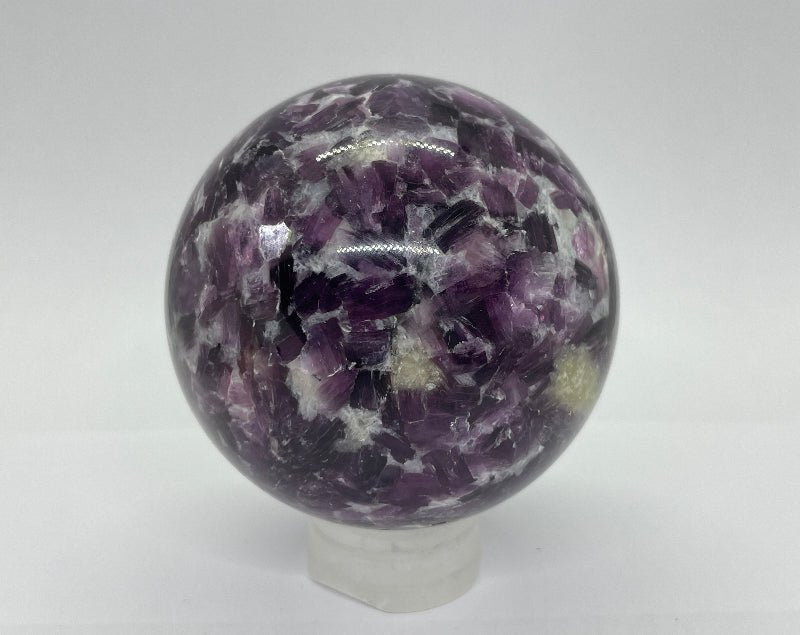 Lepidolith Kugel mit violettem Schimmer sehr selten