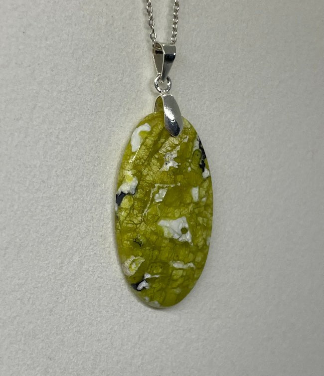 Lizardit Anhänger Nr.1 mit grünliche Farbe und Sterlingsilberöse