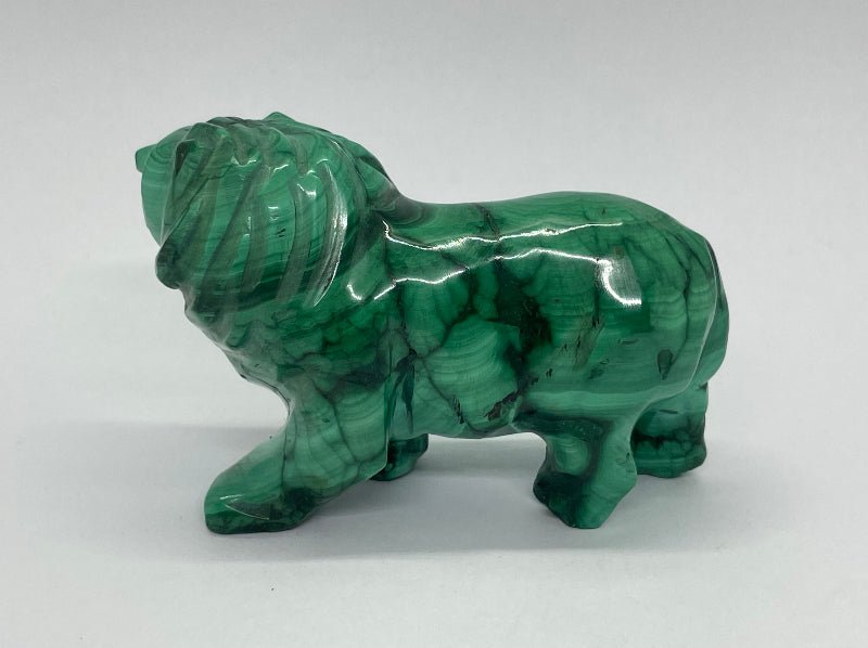 Edelsteinfigur Löwe aus Malachit, in kräftigen Grüntönen mit einzigartigen Mustern.