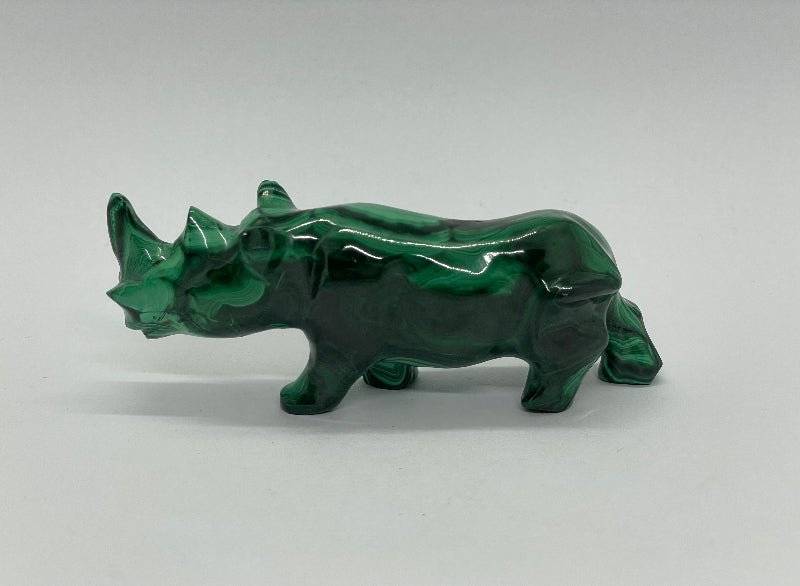 Edelsteinfigur Nashorn aus Malachit, Symbol für Stärke und Entschlossenheit.