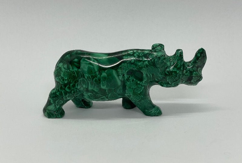 Handgearbeitetes Nashorn aus Malachit, glänzend poliert, Sammlerstück.