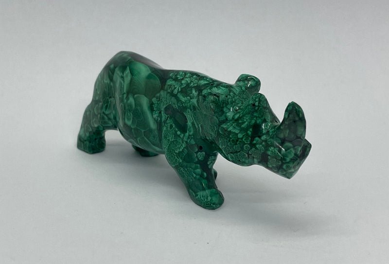 Dekoratives Nashorn aus Malachit, kunstvoll geschnitzt, grüne Edelsteinfigur.