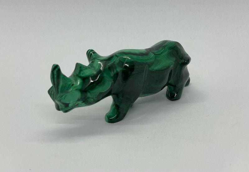Malachit-Nashorn in kräftigem Grün mit natürlichen Maserungen, dekorative Figur.