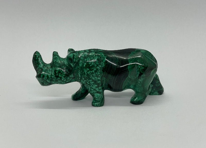 Edelsteinfigur Nashorn aus Malachit, Symbol für Naturkraft und Schutz.