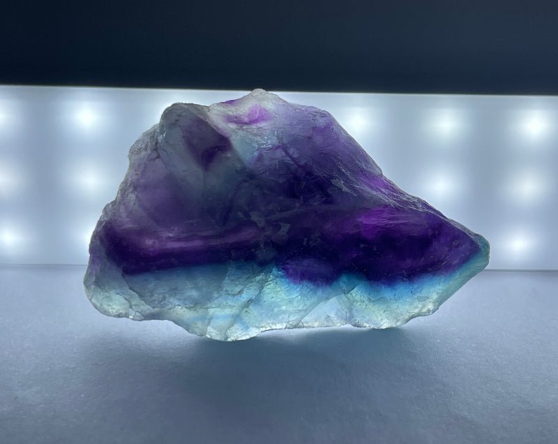 Regenbogen-Fluorit Rohstein mit grün-violetten Farbtönen