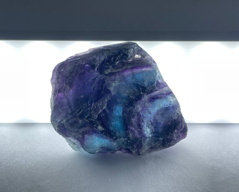 Naturbelassener Fluorit – grün, blau und violett schimmernd