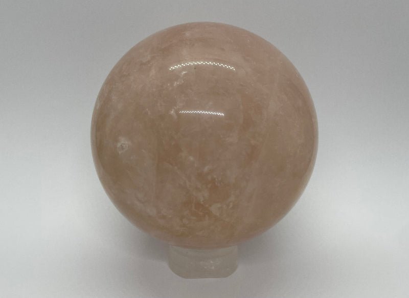 Rosenquarz Kugel mit zartrosa Farbton, 79mm Durchmesser