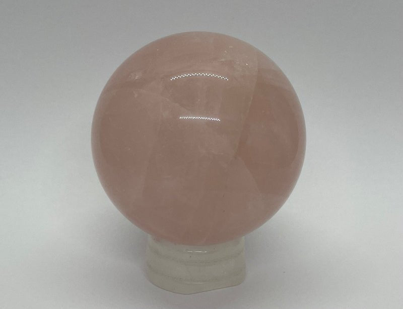 Rosenquarz Kugel Nahaufnahme – harmonische Dekoration und Energiearbeit 53mm