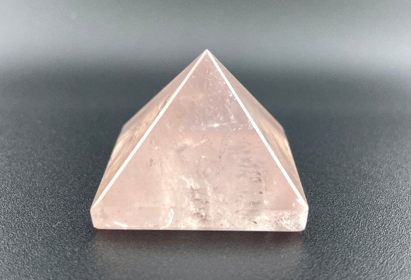 Rosenquarz Pyramide mit sanfte rosa farbe