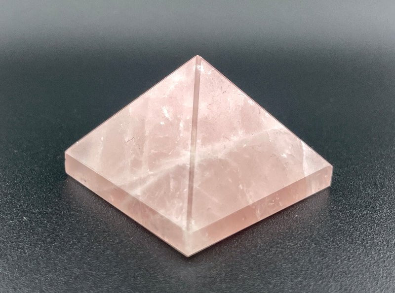 Rosenquarz Pyramide mit weißen Quarz streifen