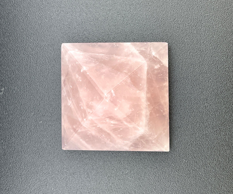 Rosenquarz Pyramide ideal als Geschenk