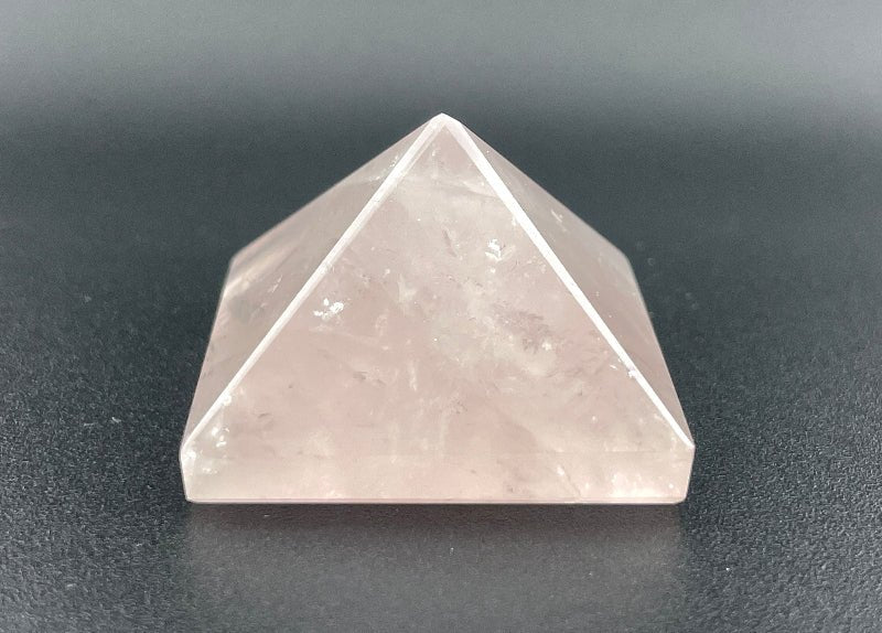 Rosenquarz Pyramide mit sanften rosa schatierungen