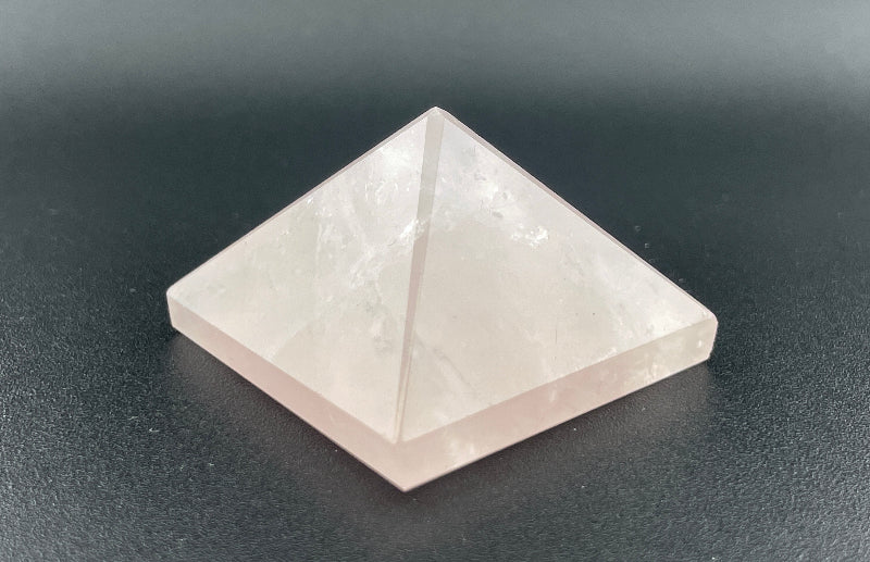 Rosenquarz Pyramide mit regenbogen
