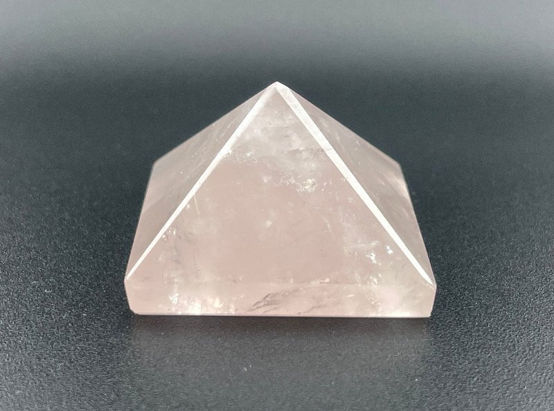Rosenquarz Pyramide mit inennleben
