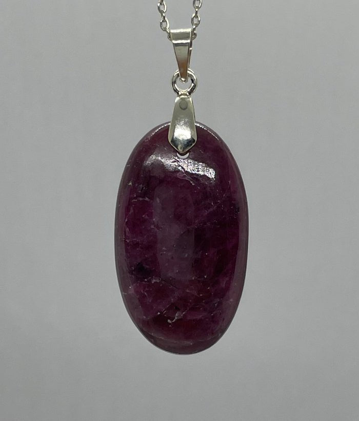 Rubin Anhänger in Silber 925 – tiefrote Edelsteinfassung Oval Form
