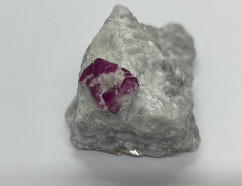 Rubinkristall auf Matrix Nr.2 - Mineralien - Kiste