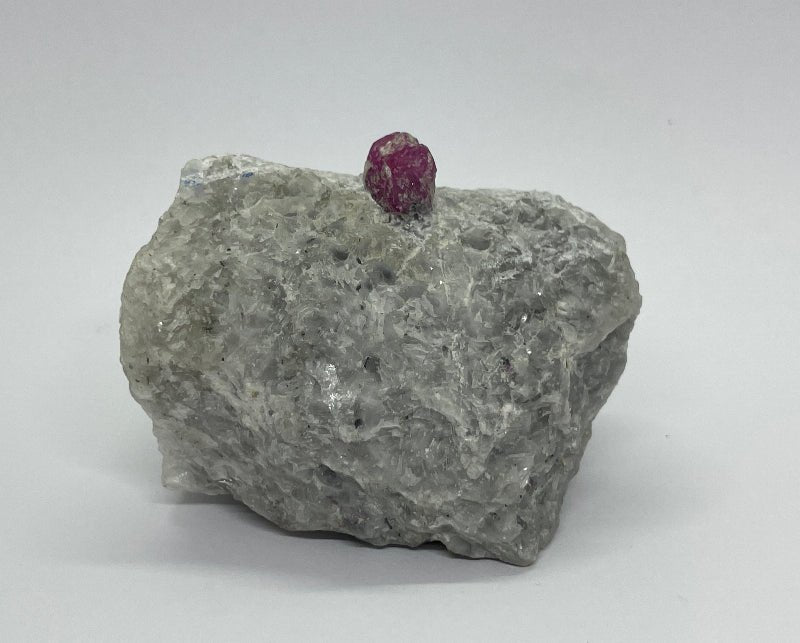 Rubinkristall auf Matrix - Mineralien - Kiste