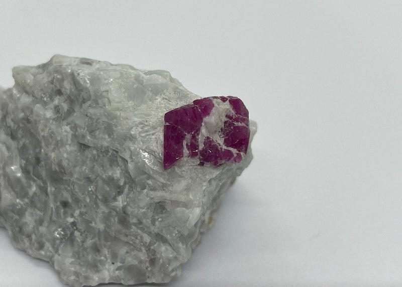 Rubinkristall auf Matrix Nr.2 - Mineralien - Kiste