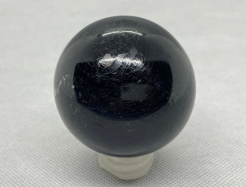 Schwarzer Turmalin Schörl Kugel, 60 mm – kraftvoller Schutzstein