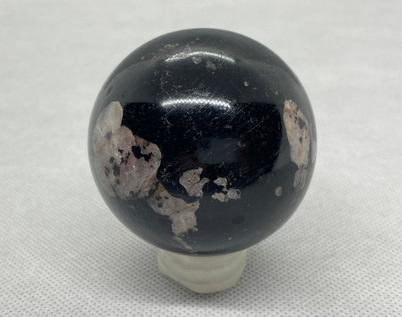 Detailaufnahme Schwarzer Turmalin Schörl Kugel– glänzendes, tiefschwarzes Mineral