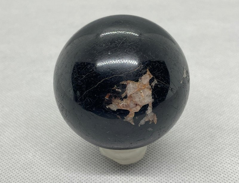 Detailaufnahme des Schwarzen Turmalin Schörl Kugel – tiefschwarzes, glänzendes Mineral 65mm