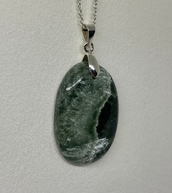 Detailaufnahme des Seraphinit Anhängers – spirituelle Symbolik