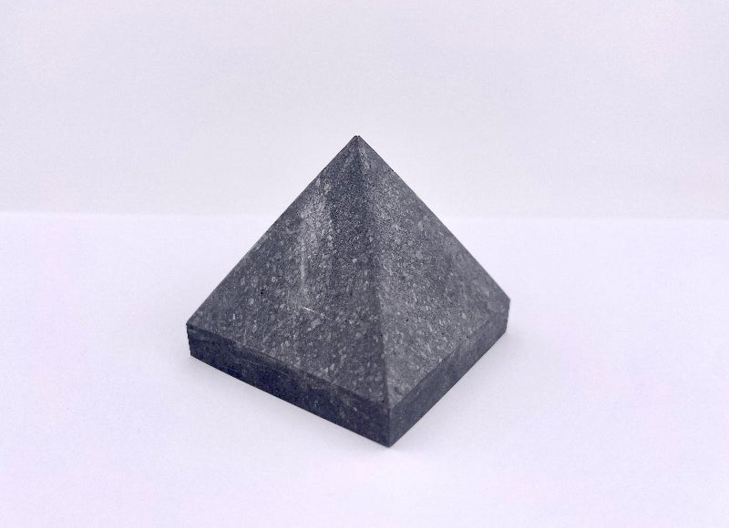 Heilstein Pyramide aus Shungit