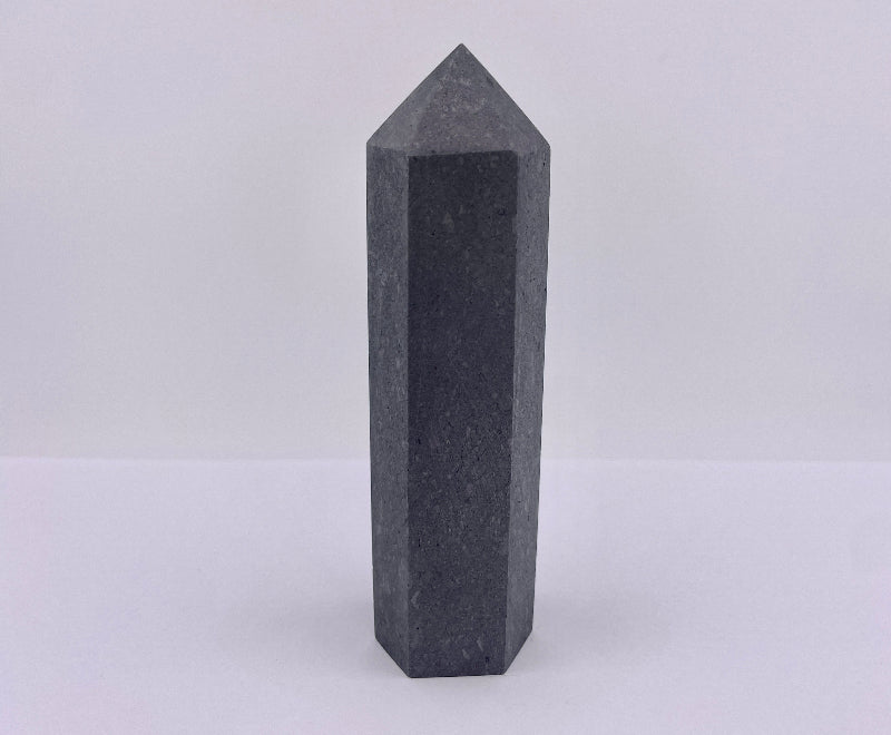 Schwarzer Shungit Kristall in Spitzenform