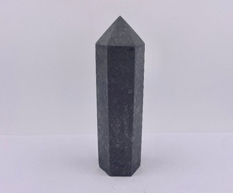 Schwarze Shungit Spitze als Schutzstein