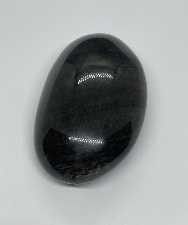 Silberobsidian Handschmeichler mit silberen schimmer detailaufnahme 62mm groß