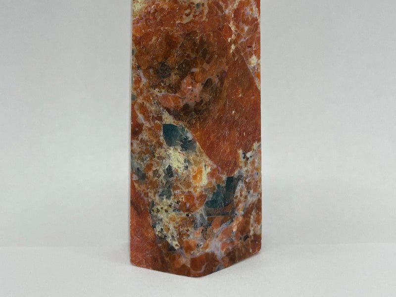 Sonnenstein mit Apatit Spitze in tolle Qualität